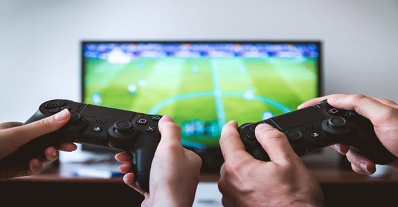 Fotel gamingowy dla gracza konsolowego – czy to ma sens? A może wystarczy zwykła kanapa?