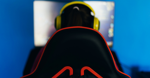Streaming gier – czy warto inwestować w profesjonalne krzesła gamingowe?