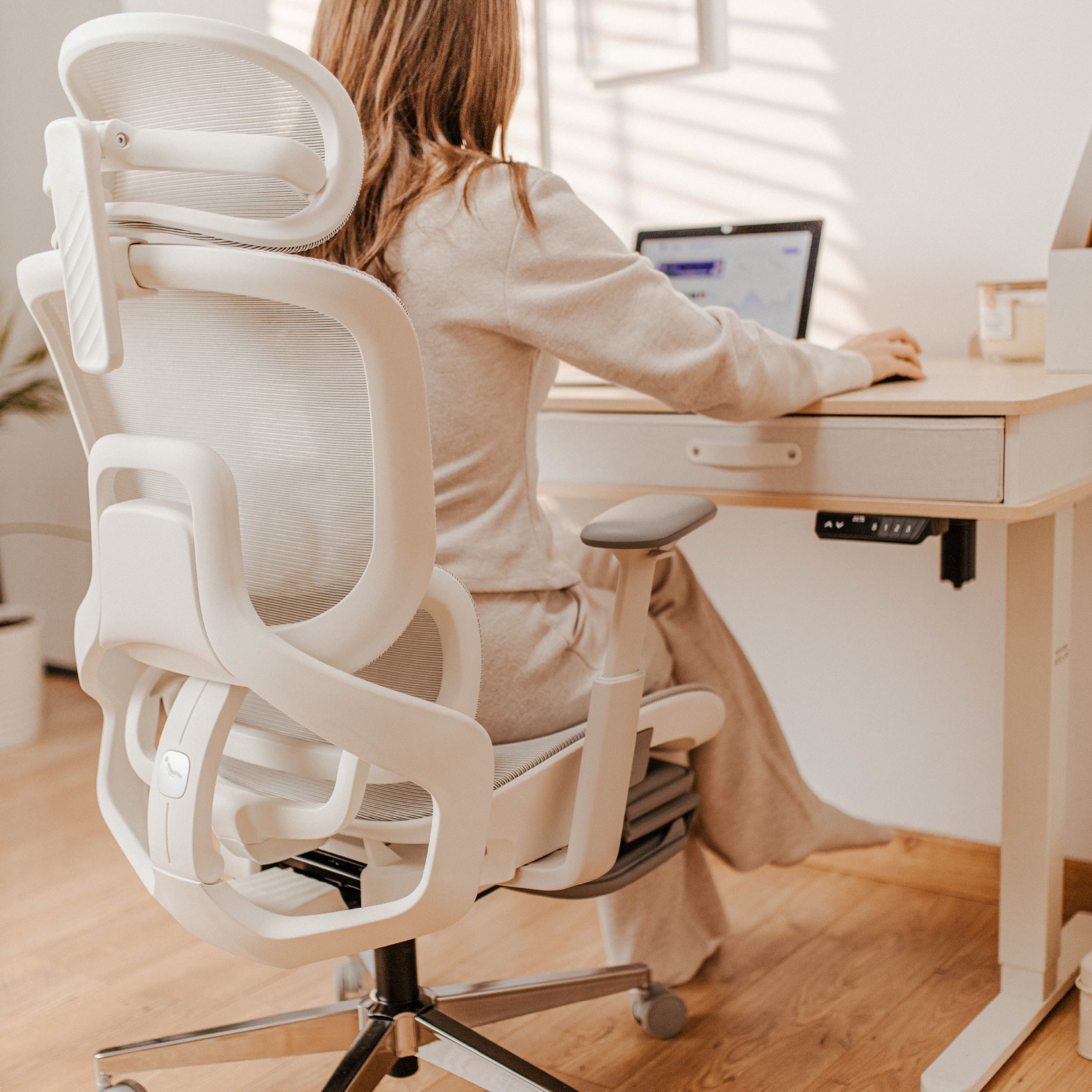"Mark Adler Expert 9.3 Grey" ergonominė kėdė