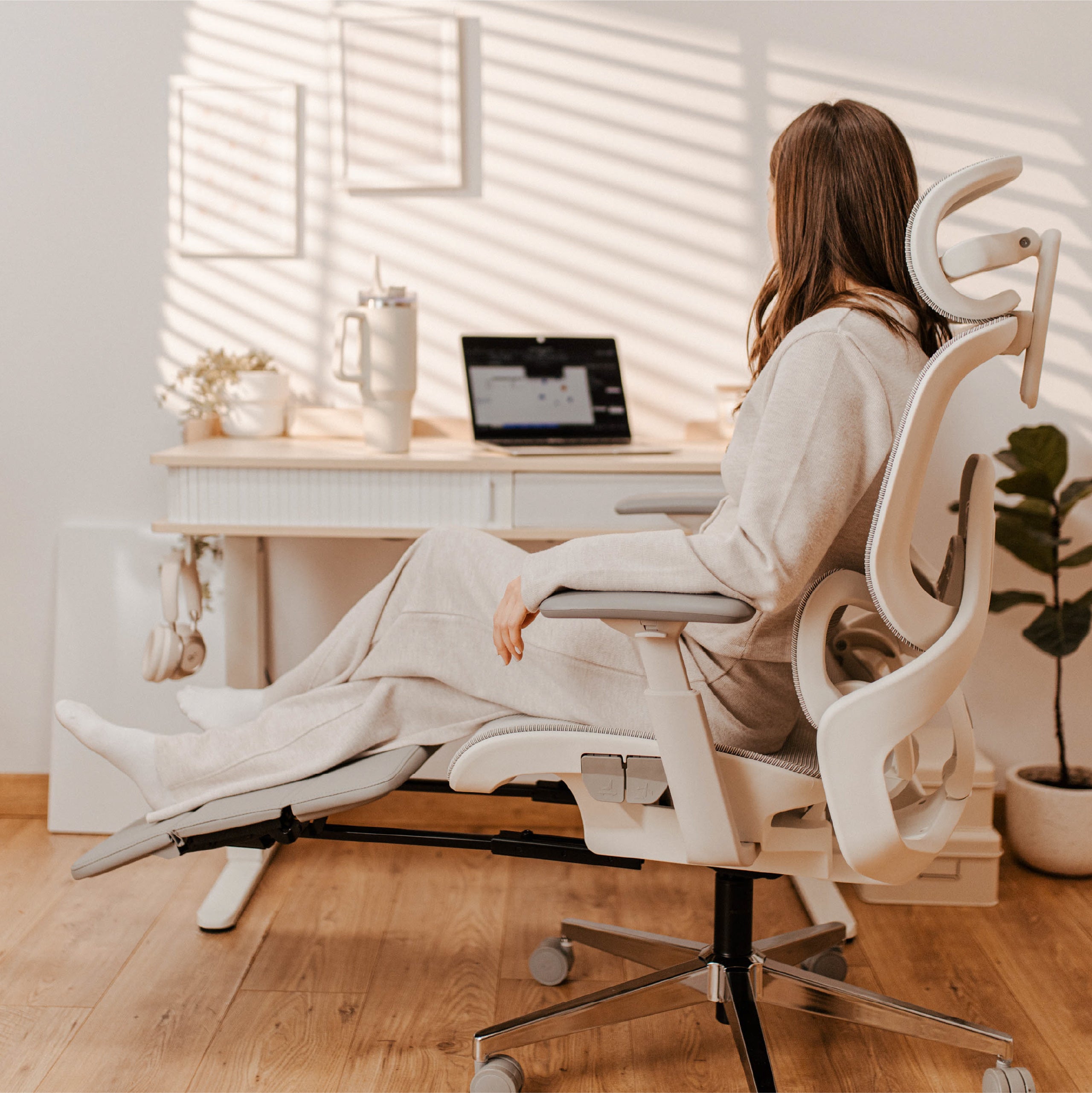 "Mark Adler Expert 9.3 Grey" ergonominė kėdė