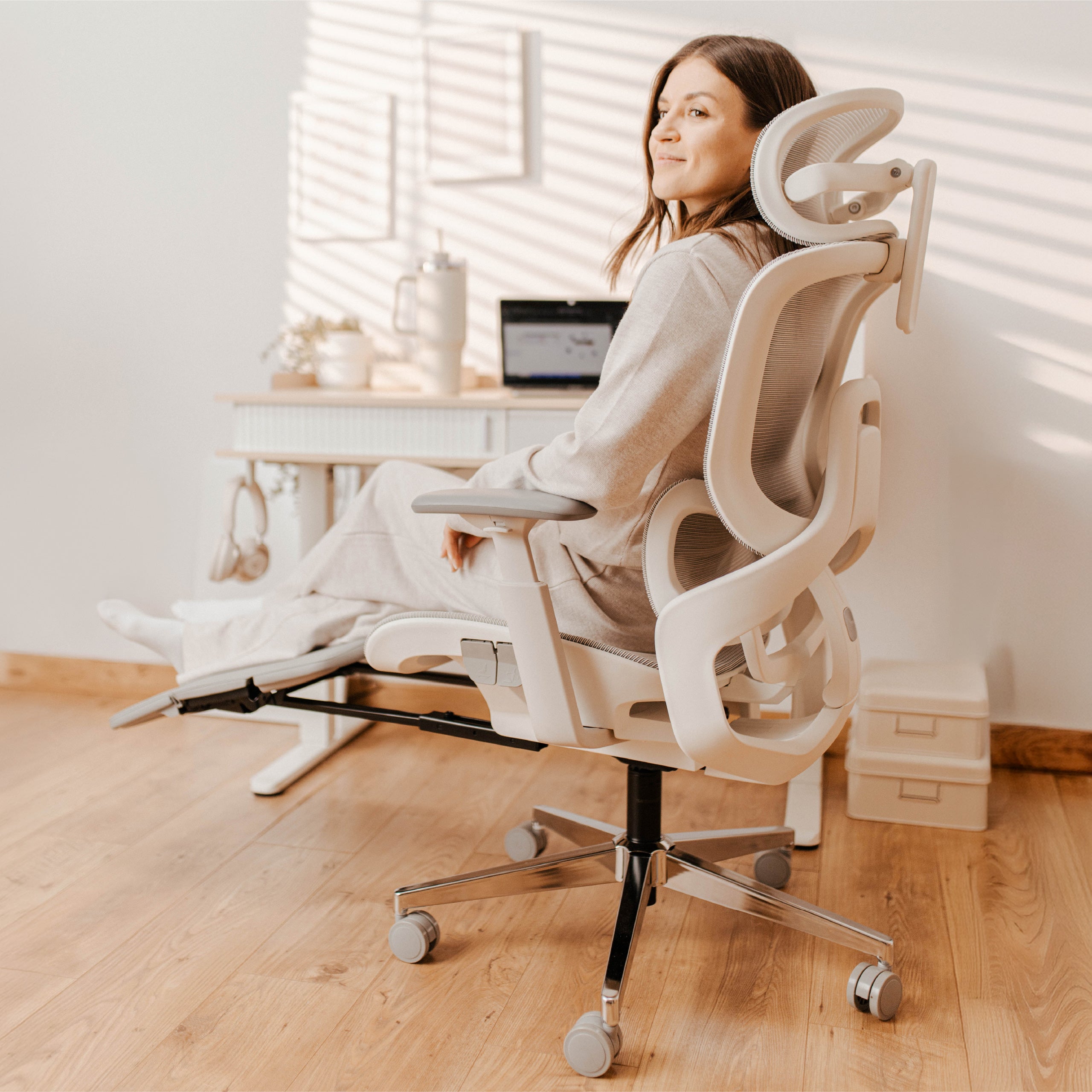 "Mark Adler Expert 9.3 Grey" ergonominė kėdė