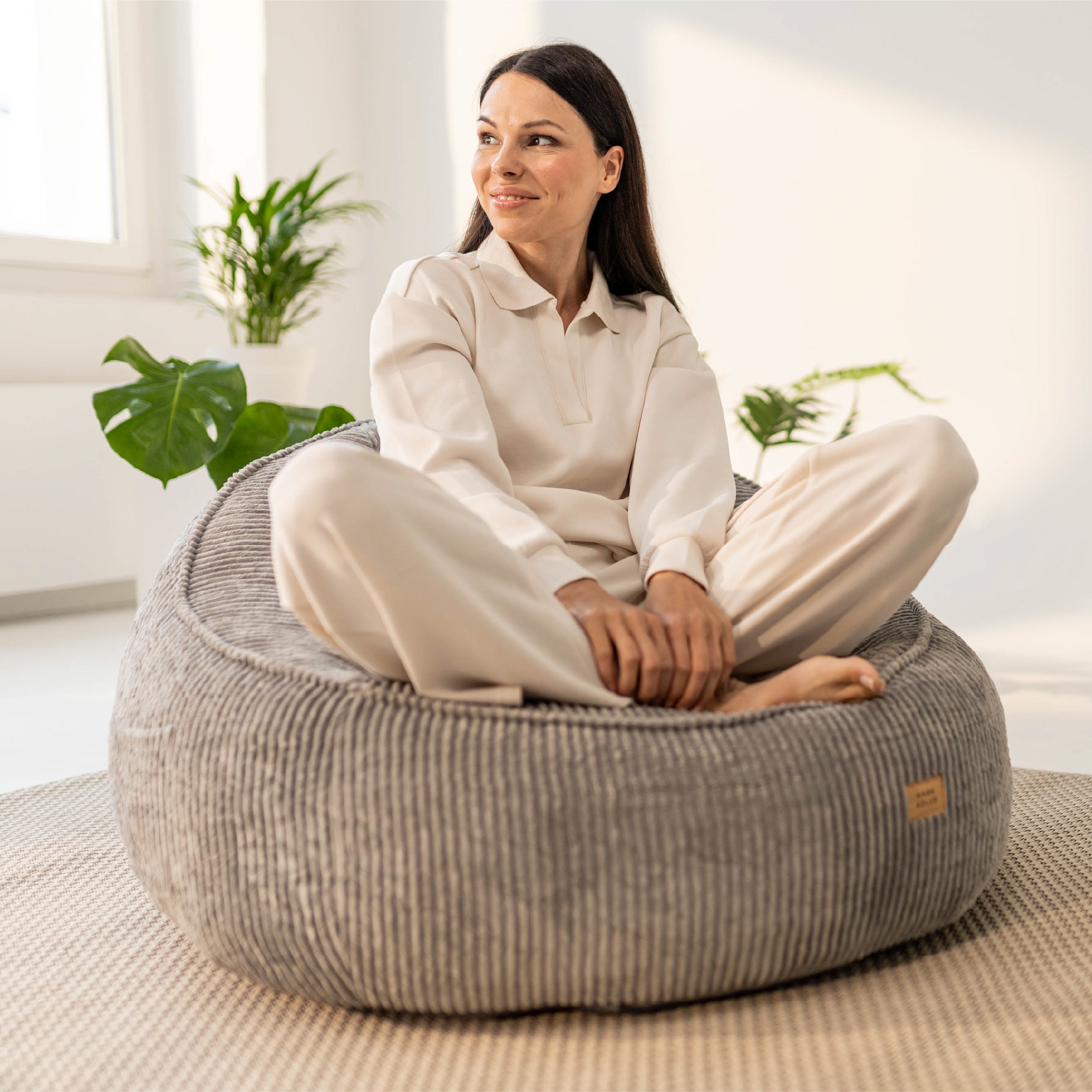 Sėdmaišis su atlošu iš velveto Mark Adler Comfy 4.0 Grey
