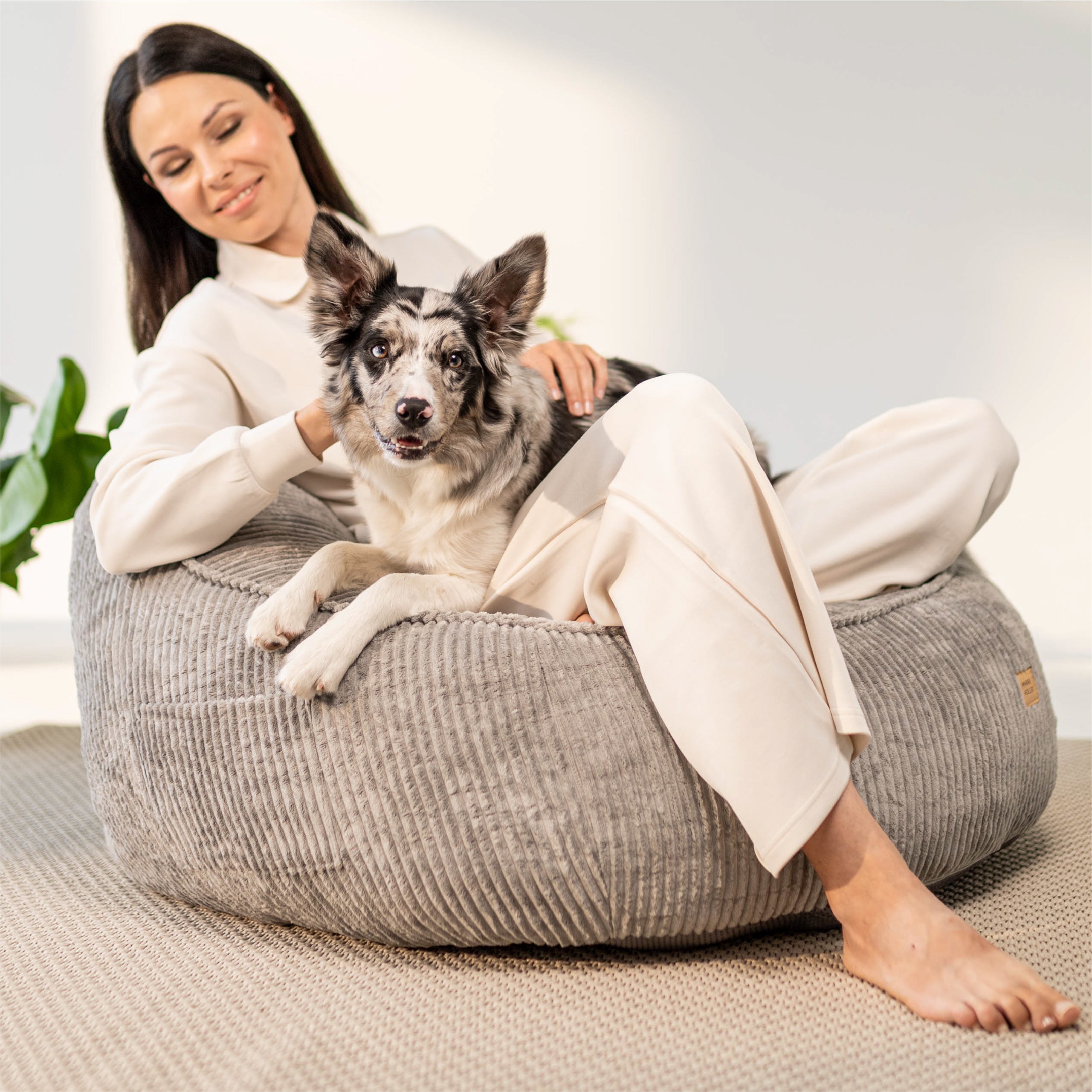 Sėdmaišis su atlošu iš velveto Mark Adler Comfy 4.0 Grey