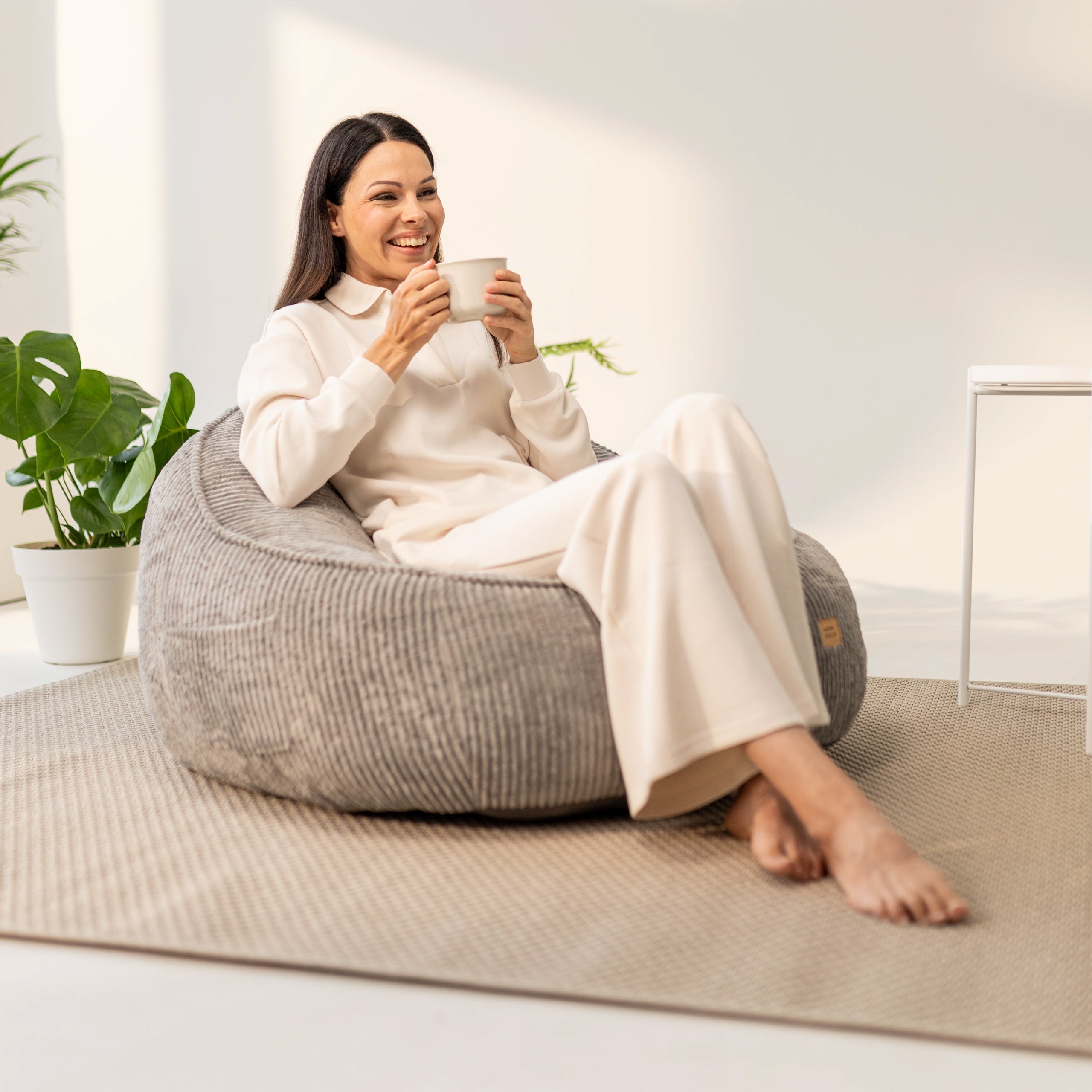 Sėdmaišis su atlošu iš velveto Mark Adler Comfy 4.0 Grey