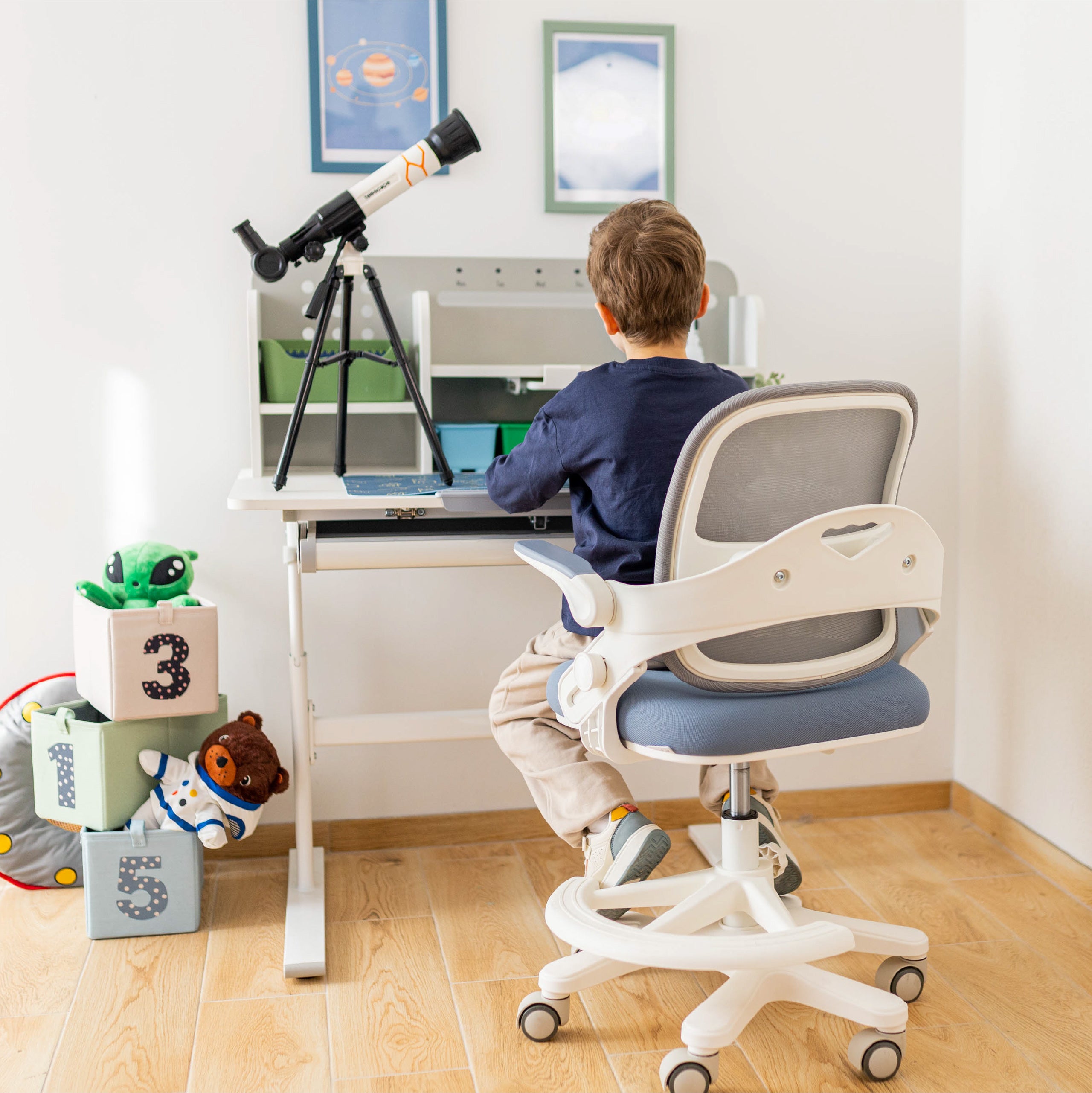 Ergonomiškas rašomasis stalas vaikams Mark Adler Study 5.0 Grey 90 cm