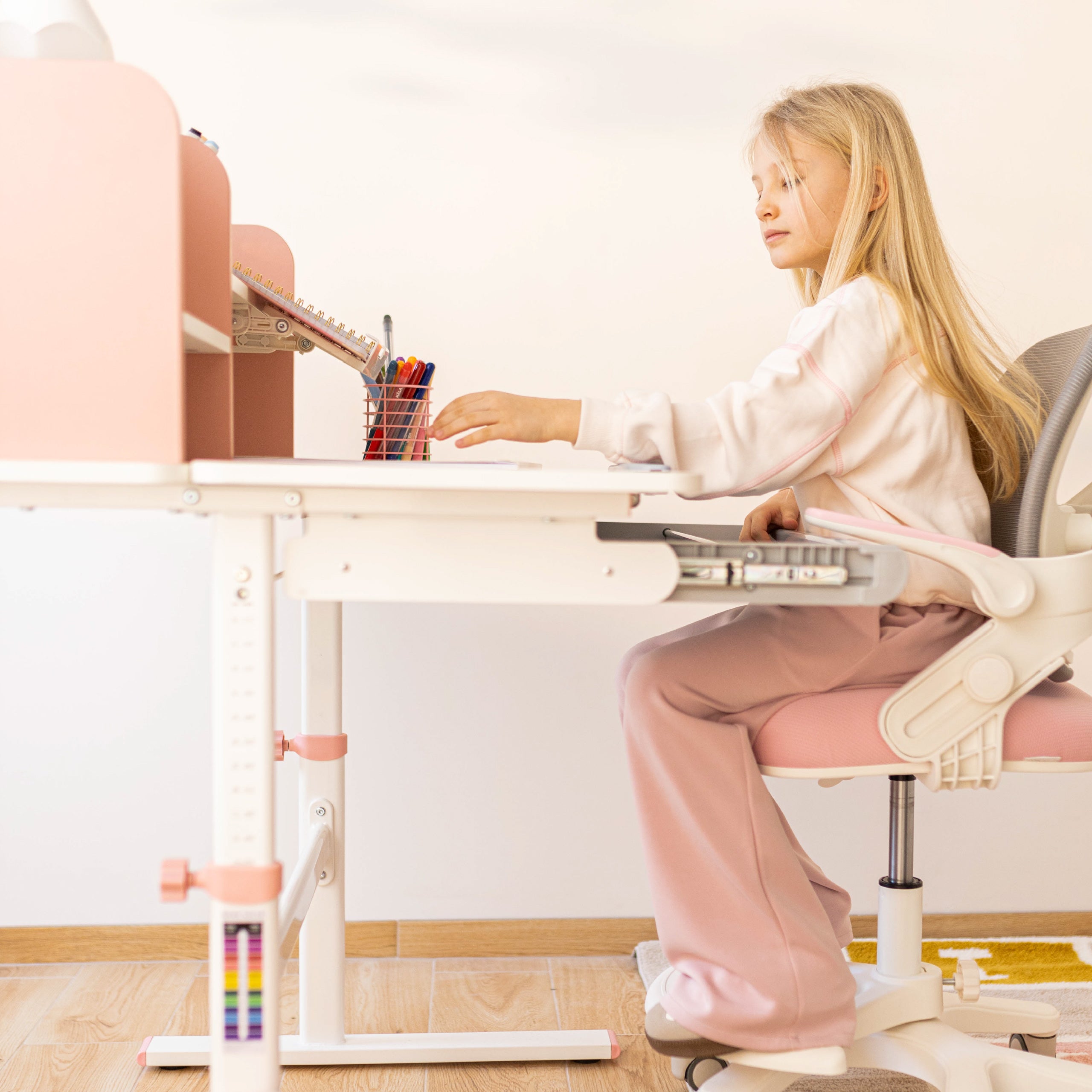 Ergonomiškas rašomasis stalas vaikams Mark Adler Study 5.0 Pink 90 cm