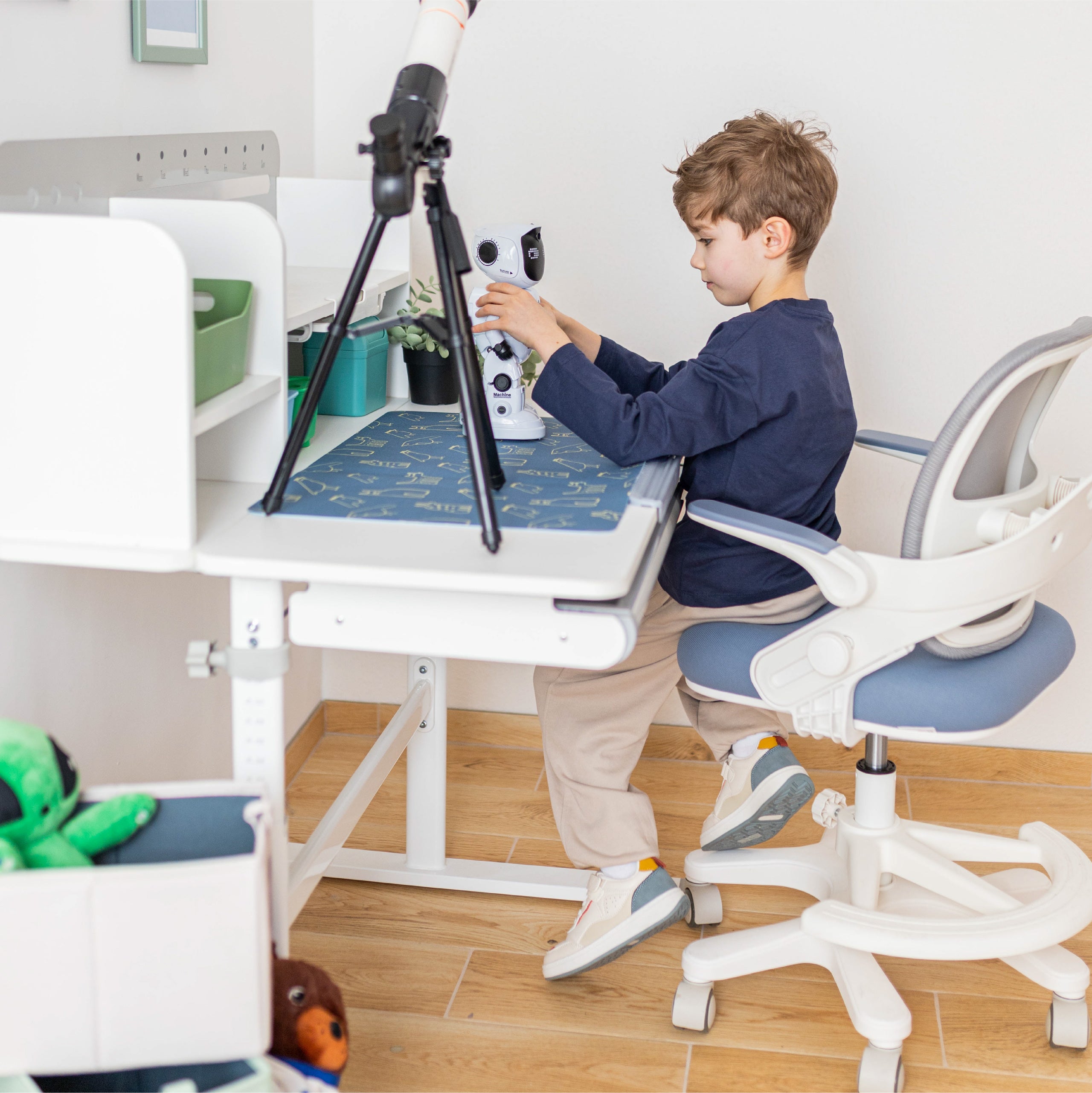 Ergonomiškas rašomasis stalas vaikams Mark Adler Study 5.0 Grey 90 cm