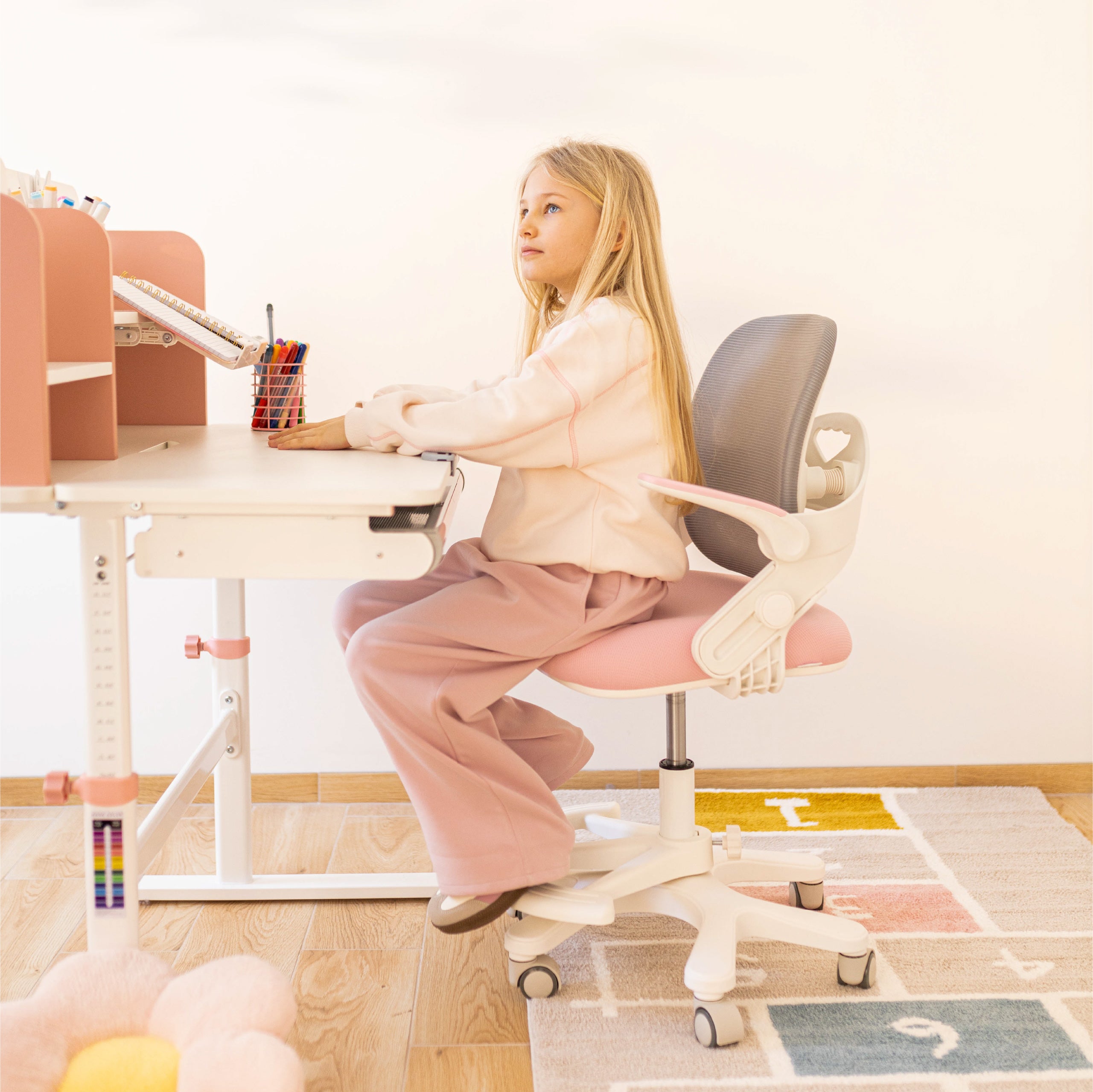Ergonomiškas rašomasis stalas vaikams Mark Adler Study 5.0 Pink 90 cm