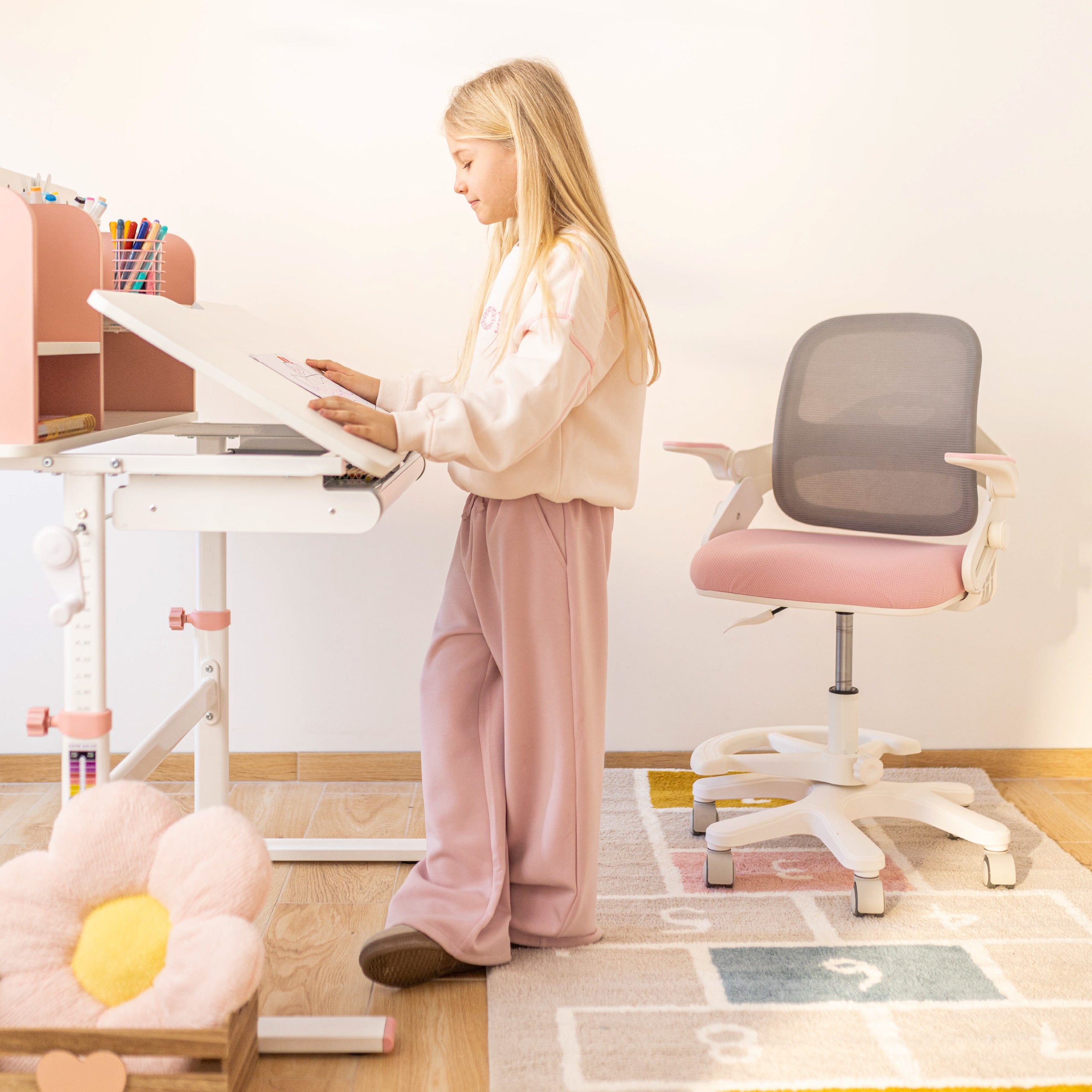 Ergonomiškas rašomasis stalas vaikams Mark Adler Study 5.0 Pink 90 cm