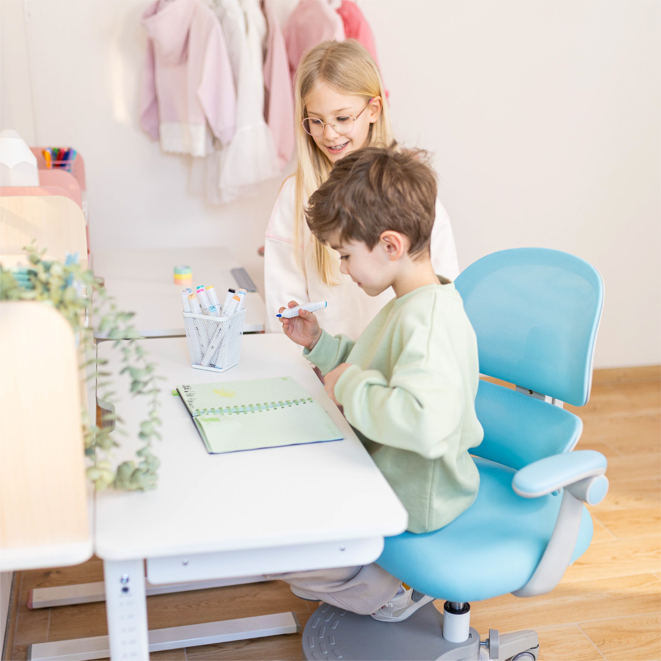"Mark Adler Junior 4.4 Blue" ergonominė vaikiška kėdutė