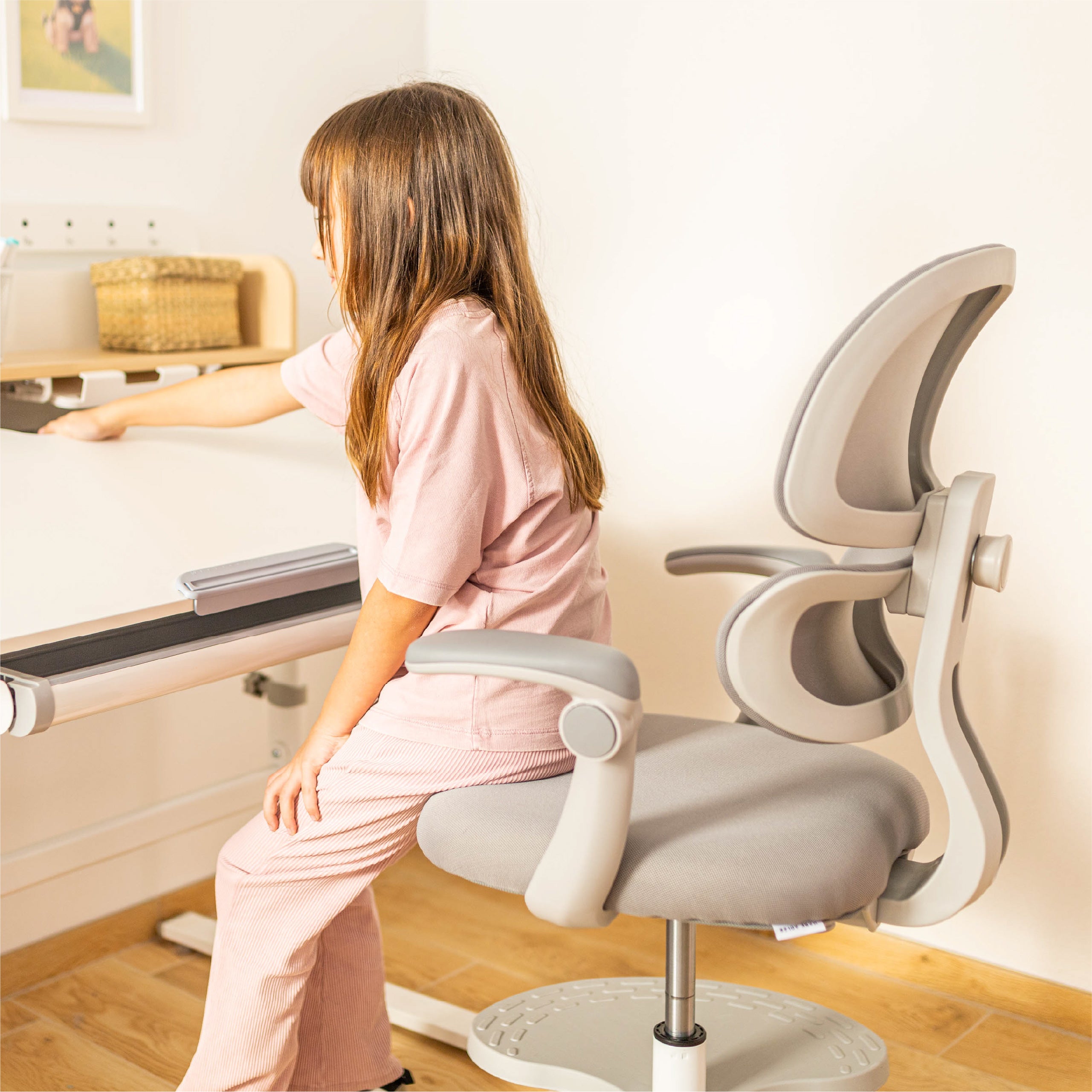 "Mark Adler Junior 4.4 Grey" ergonominė vaikiška kėdutė