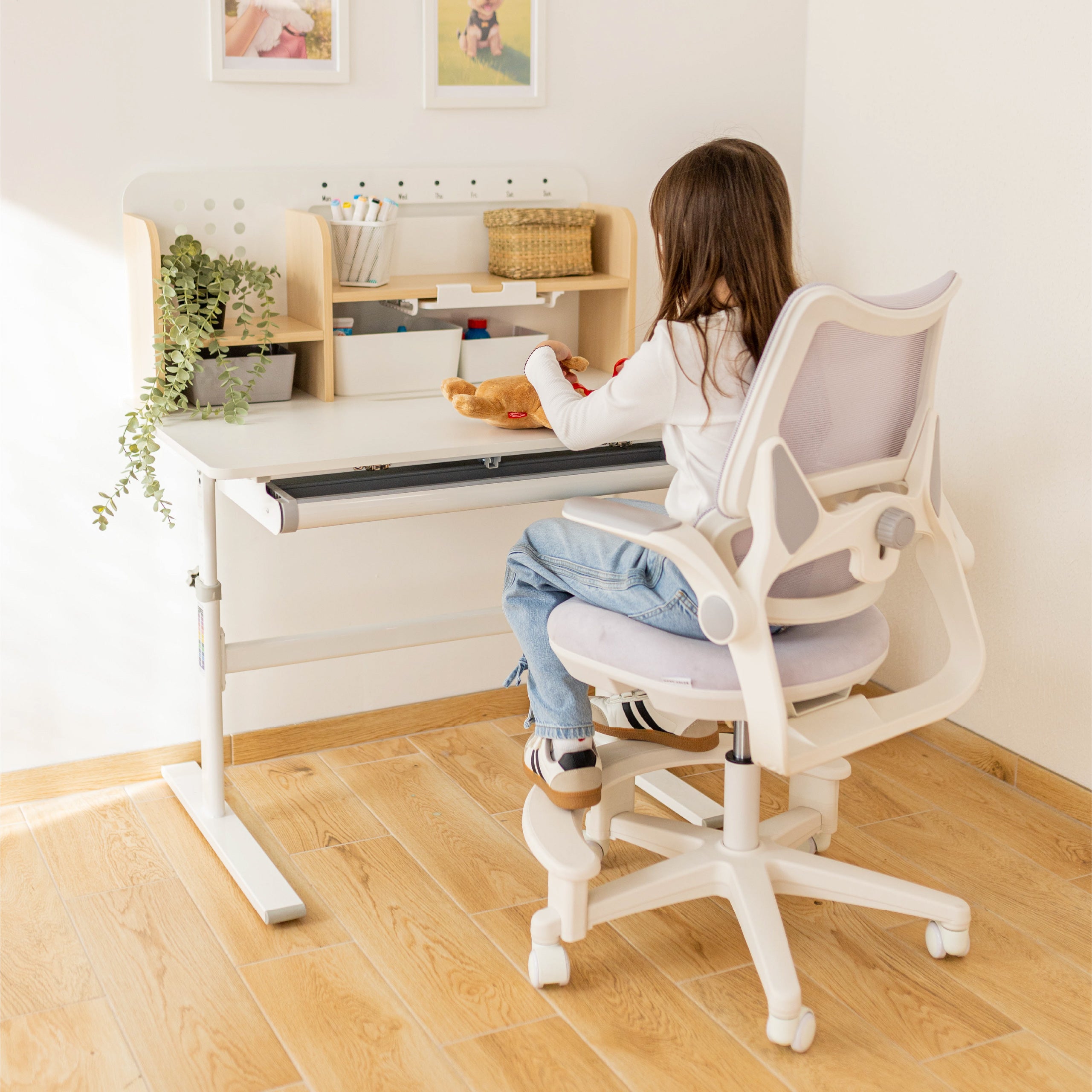 Ergonomiškas rašomasis stalas vaikams Mark Adler Study 5.0 Wood 90 cm